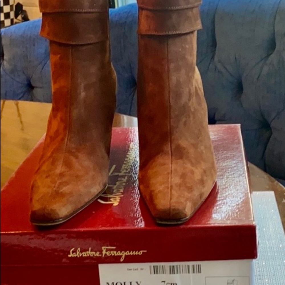 Ladies high heel boot.   71/2 B